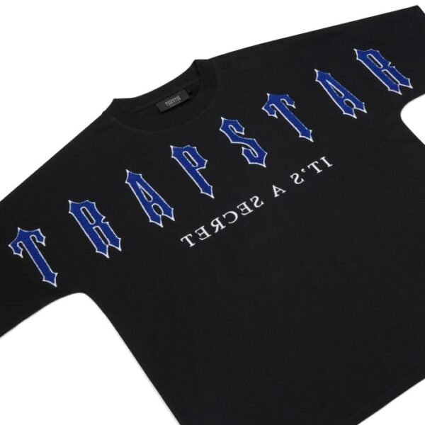 Koszulka Trapstar Arch Chenille Decoded 2.0 – Czarno/Fioletowa