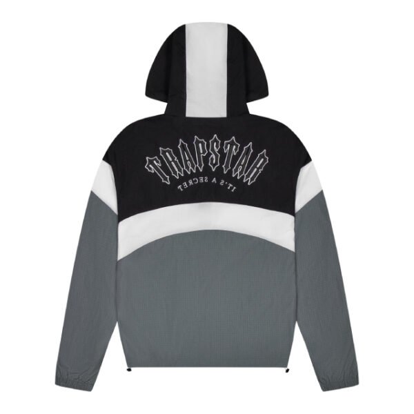 Wiatrówka Trapstar Irongate Z Metalową Odznaką – Czarna